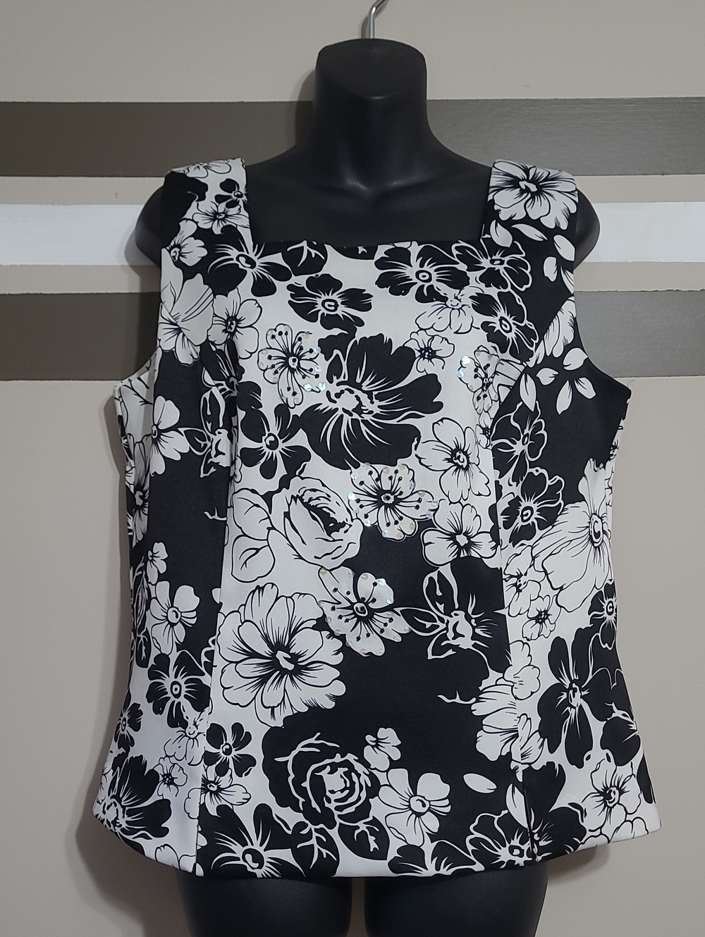 Sleeveless Black & White Floral Shell Top